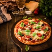 Πώς να φτιάξετε την καλύτερη πίτσα στο σπίτι